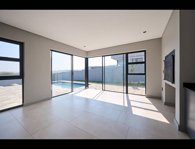 5 BEDROOM HOUSE FOR SALE IN HELDERFONTEIN ESTATE